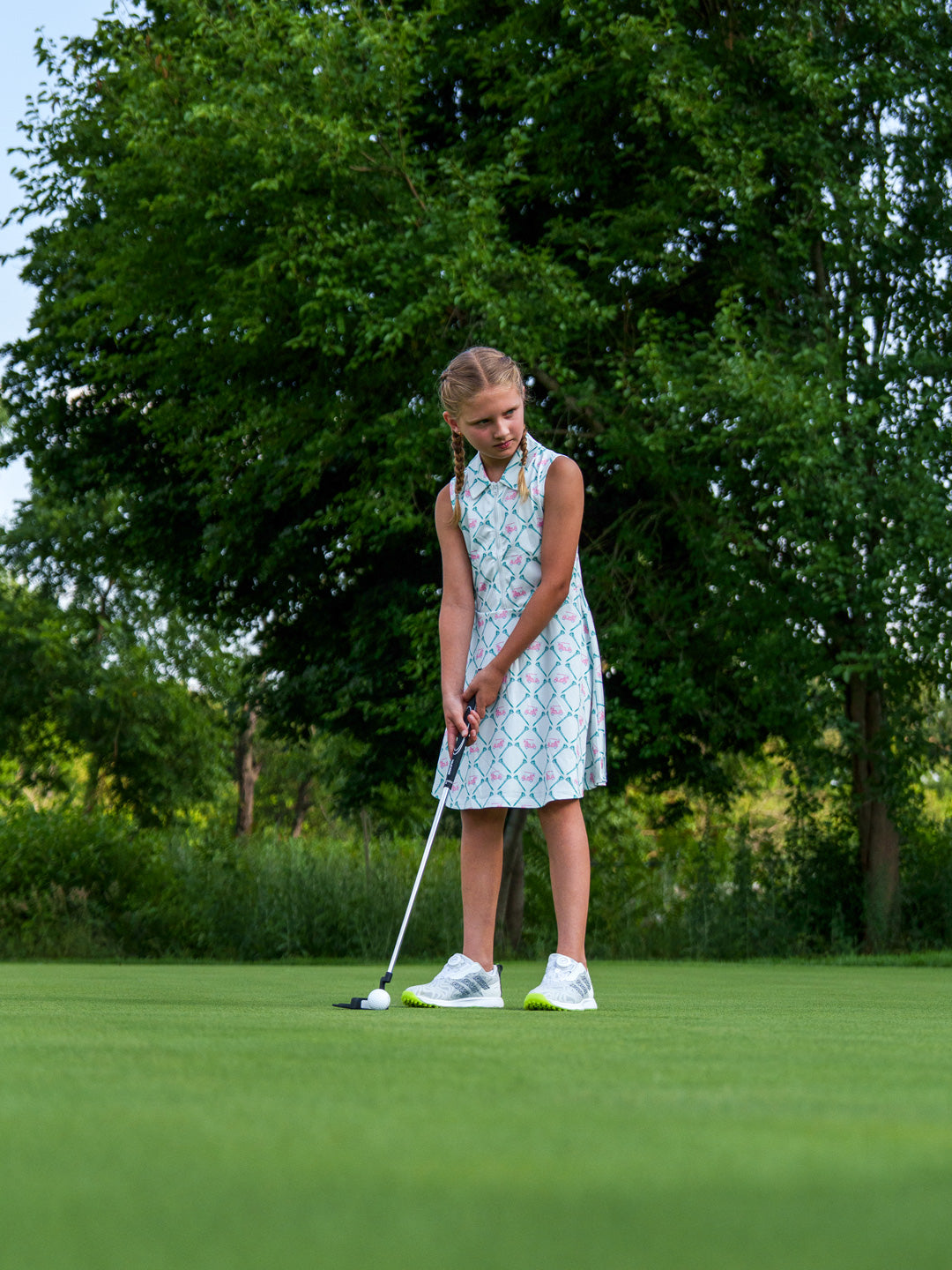 Junior golfer with the Tour Edge Max-J Blue golf set