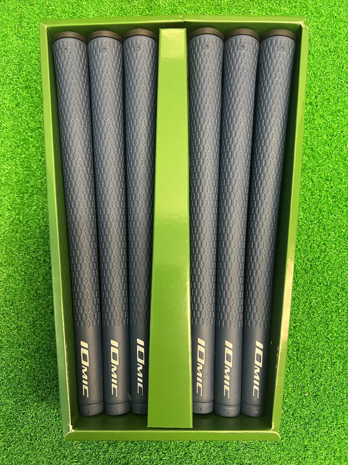 Iomic Sticky 2.3 Navy Limited SILVER Edition Golf Grip - view 3